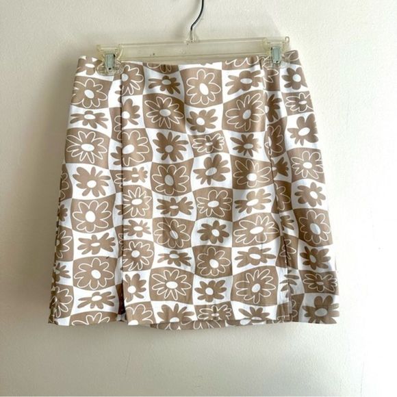 Love on a Hanger • Mod Floral Mini Skirt - Picture 1 of 7
